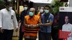 Wali Kota Banjar 2003-2008 dan 2008-2013, Herman Sutrisno (tengah) usai rilis penahanan di Gedung KPK, Jakarta, Kamis (23/12/2021). Herman Sutrisno merupakan tersangka dugaan korupsi proyek infrastruktur Kota Banjar tahun 2008-2013 dan dugaan penerimaan gratifikasi. (Liputan6.com/Helmi Fithriansyah)