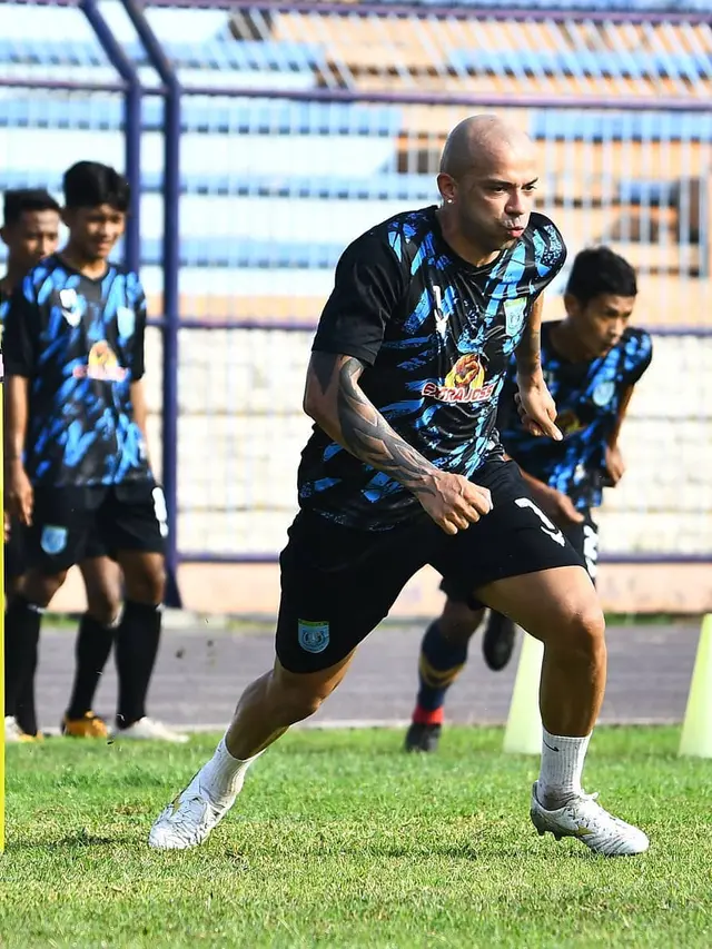 5 Potret Ivan Carlos Saat Latihan Bersama Tim, Striker Persela Lamongan