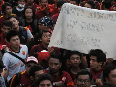 Penggemar tim sepakbola AS Roma bernama Romanisti, antusias menyambut kedatangan skuad AS Roma di Hotel Shangri La, Jakarta, Jumat (24/7/2015). (Liputan6.com/Herman Zakharia)