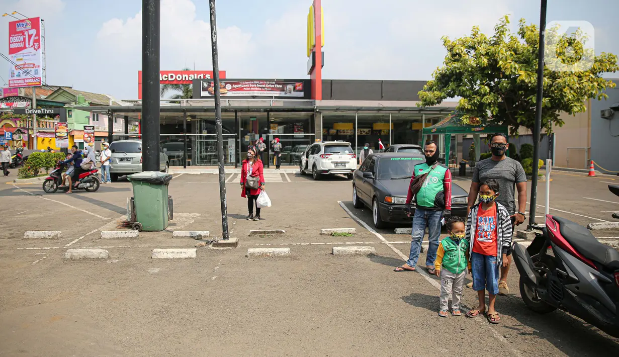 Sejumlah orang mengambil sikap sempurna saat prosesi mengheningkan cipta di Kawasan Jalan RE Martadinata, Tangerang Selatan, Senin (17/8/2020). Kegiatan mengheningkan cipta ini dilakukan selama 3 menit dalam rangka memperingati HUT ke-75 RI. (Liputan6.com/Faizal Fanani)