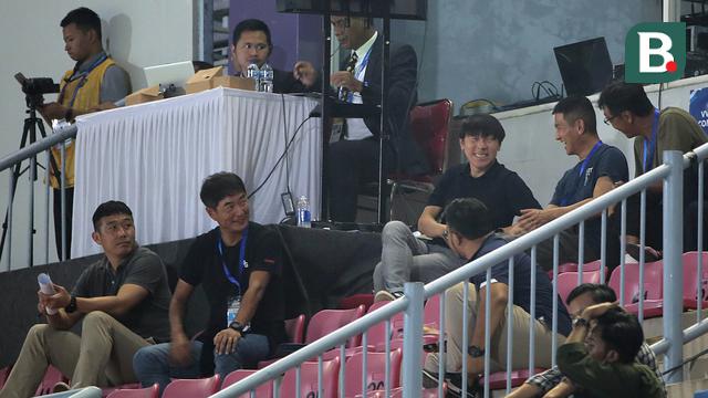 Foto: Momen Shin Tae-yong Nonton Pertandingan Dewa United Vs Persik Kediri, Mau Pantau Siapa?