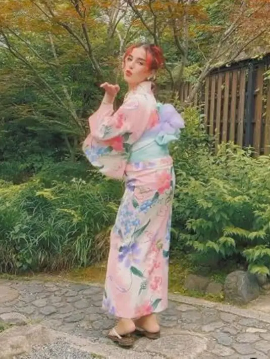 Penampilan Tasya Farasya saat mengenakan kimono pun sukses bikin pangling. Istri Ahmad Assegaf itu juga menyebut dirinya lucu saat pakai pakaian khas Jepang tersebut. Warganet pun banyak memberikan pujian atas penampilannya. (Liputan6.com/IG/@tasyafarasya)