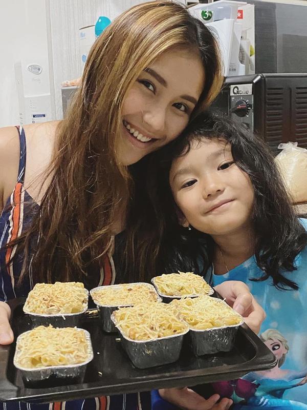 Ayu Ting Ting rajin memasak saat berada di rumah. Selain martabak mini, ia juga membuat makaroni (Dok.Instagram/@ayutingting92/https://www.instagram.com/p/B-stwYaFLUZ/Komarudin)
