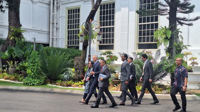 Presiden Joko Widodo atau Jokowi menerima kunjungan mantan Perdana Menteri Inggris, Tony Blair di Istana Kepresidenan Jakarta, Kamis (18/4/2024)
