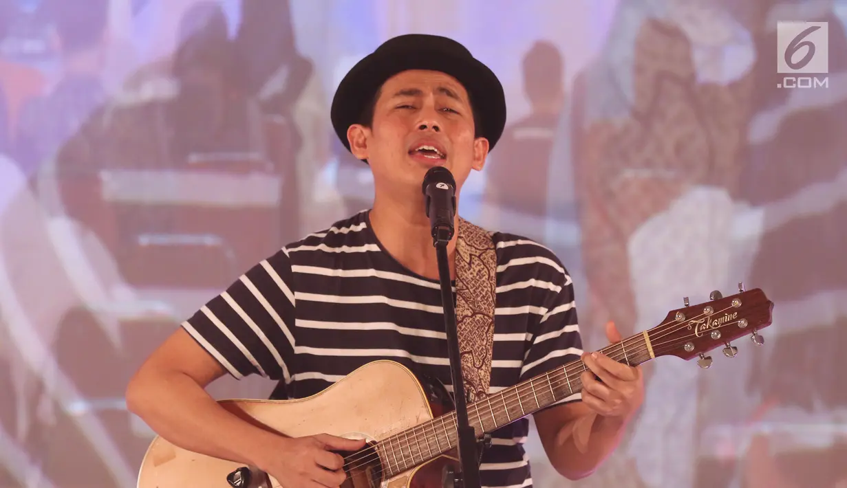 Musisi Budi Doremi saat bernyanyi pada gelaran EGTC 2018 Bandung di Graha Sanusi Hardjadinata, Universitas Padjajdaran, Bandung, Rabu (5/12). Sekitar 30 menit Budi Doremi tampil menghibur peserta EGTC Bandung 2018. (Liputan6.com/Helmi Fithriansyah)
