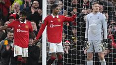 Pemain Manchester United, Marcus Rashford melakukan selebrasi setelah atas gol yang dicetak oleh Fred pada laga leg kedua Semifinal Carabao Cup 2022/2023 melawan Nottingham Forest di Old Trafford, Manchester, Kamis (02/02/2023) WIB. Rashford berhasil membuat dua assist untuk kemenangan 2-0 MU. (AFP/Paul Ellis)