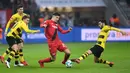 Gelandang Leverkusen, Kai Havertz, berusaha melewati pemain Borussia Dortmund dalam laga kompetisi Bundesliga di Leverkusen, Jerman pada 2 Desember 2017. Bayer Leverkusen bermain imbang 1-1 atas Borussia Dortmund. (AFP/Patrik Stollarz)