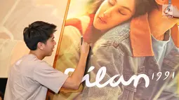 Pemeran film Dilan 1991, Iqbaal Ramadhan menandatangani poster film di Kemang, Jakarta, Kamis (17/1). OT Group, melalui wafer TANGO menggandeng Film Dilan 1991. (Kapanlagi.com/ Adrian Utama Putra)