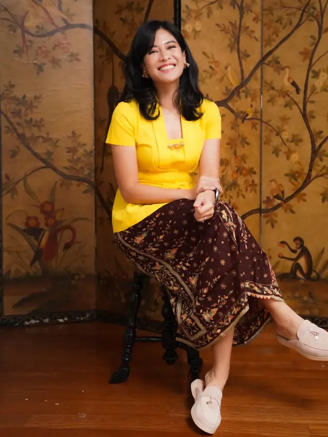 Potret Dian Sastro Kenakan Busana Tradisional