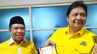 Ketua Umum Partai Golkar Airlangga Hartanto mendemonstrasikan cara kerja aplikasi G4AR. (Liputan6.com/Dian Kurniawan)