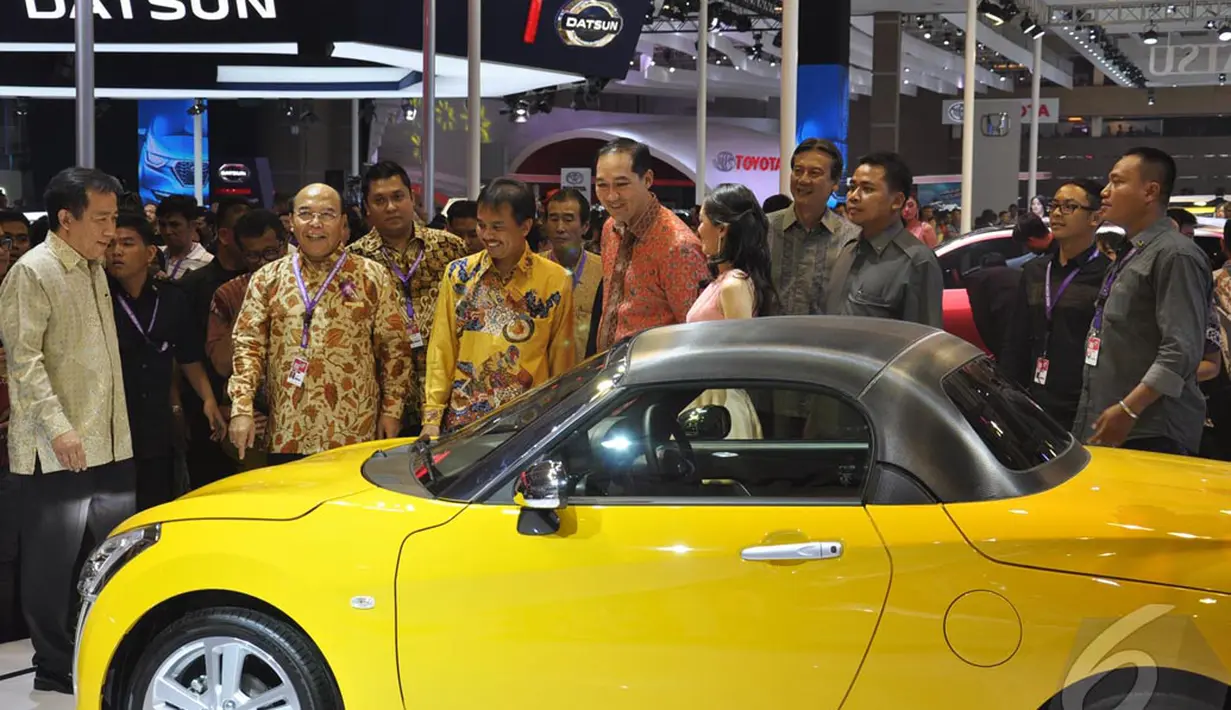 Mendag dan Menpora mengunjungi salah satu stand yang memajang mobil keren berwarna kuning, JIEXpo, Jakarta, Kamis (18/9/2014) (Liputan6.com/Miftahul Hayat)