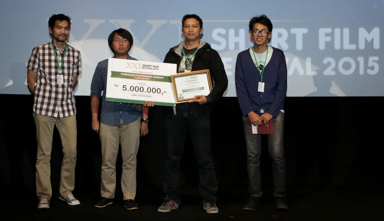 Pemenang Film Pendek Animasi menerima penghargaan di acara penutupan  XXI Short Film Festival 2015 di Epicentrum XXI, Kuningan, Jakarta, Minggu (22/3/2015).(Liputan6.com/Yoppy Renato)