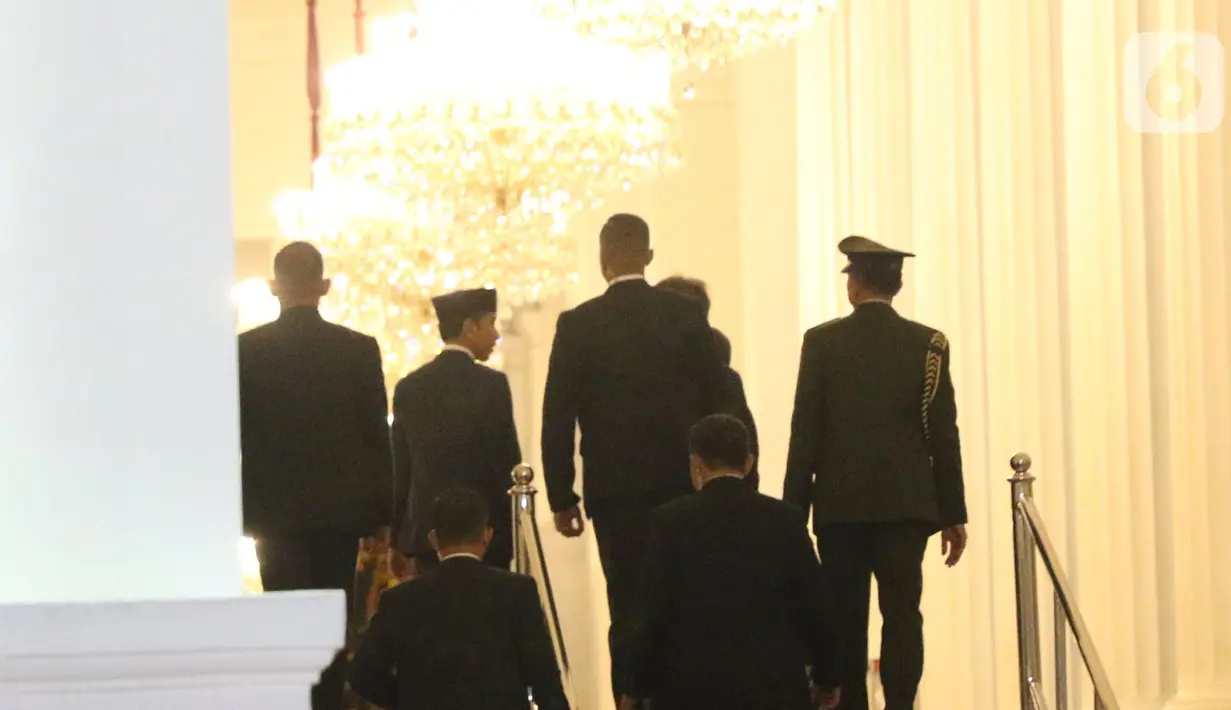 Presiden Joko Widodo atau Jokowi (kedua kiri) memasuki Istana Merdeka, Jakarta, Minggu (20/10/2019). Usai dilantik menjadi Presiden RI untuk kedua kalinya, Jokowi  langsung kembali ke Istana Merdeka. (Liputan6.com/Angga Yuniar)