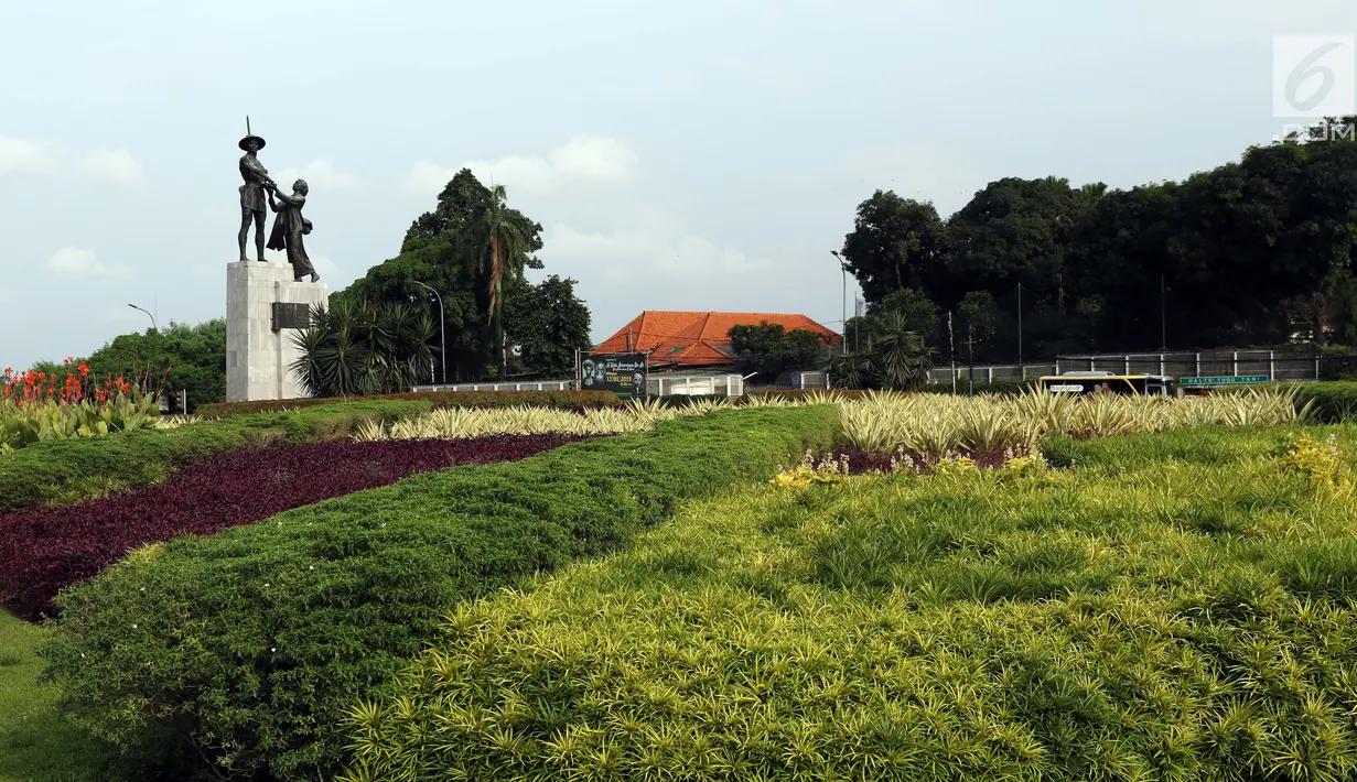 Kondisi kawasan Taman Tugu Tani, Jakarta, Rabu (9/1). Lima taman yang akan direvitalisasi Pemprov DKI pada tahun ini adalah Taman Tebet, Taman Puring, Taman Tugu Tani, Taman Mataram, dan Taman Langsat. (Liputan6.com/Helmi Fithriansyah)