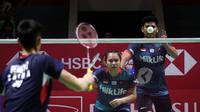 Pebulutangkis ganda campuran Indonesia, Praveen Jordan/Melati Daeva Oktavianti bertanding melawan pebulutangkis ganda campuran China, Feng Yan Zhe/Huang Dong Ping saat laga 32 besar Indonesia Masters 2023 di Istora Senayan, Jakarta, Rabu (25/01/2023). Praveen Jordan/Melati Daeva Oktavianti kalah dua game langsung 17-21, 13-21. (Bola.com/Bagaskara Lazuardi)