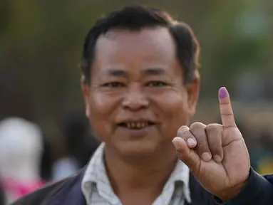 Seorang pemilih mengangkat jarinya yang ditandai dengan tinta untuk menunjukkan bahwa ia telah memilih, di sebuah tempat pemungutan suara di Naypyitaw, Myanmar, Minggu, 28 Desember 2025. Junta Myanmar menyelenggarakan pemungutan suara tahap pertama untuk pemilihan umum nasional pada hari ini, Minggu, 28 Desember 2025. (AP Photo/Aung Shine Oo)
