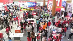 Pengunjung memadati stand ajang pameran teknologi komputer dan gadget, Indocomtech di JCC, Jakarta, Rabu (28/10). Pameran yang dihadiri sekitar 300 perusahan teknologi informasi itu gelar hingga 1 November. (Liputan6.com/Angga Yuniar)