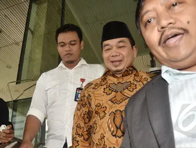Mantan Ketua Komisi VIII, Jazuli Juwaini (kedua kanan) meninggalkan gedung KPK menjalani pemeriksaan, Jakarta,Senin (4/5/2015). Jazuli diperiksa terkait dugaan korupsi penyelenggaraan ibadah haji. (Liputan6.com/Helmi Afandi)