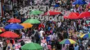Kepadatan jalan komersial di San Victorino saat orang-orang berbelanja hadiah Natal di Bogota, Kolombia, Senin (21/12/2020). Kota-kota utama di Kolombia pada Senin mengumumkan pembatasan yang mempengaruhi sekitar 15 juta orang karena peningkatan penularan covid-19 menjelang Natal. (Juan BARRETO/AFP)