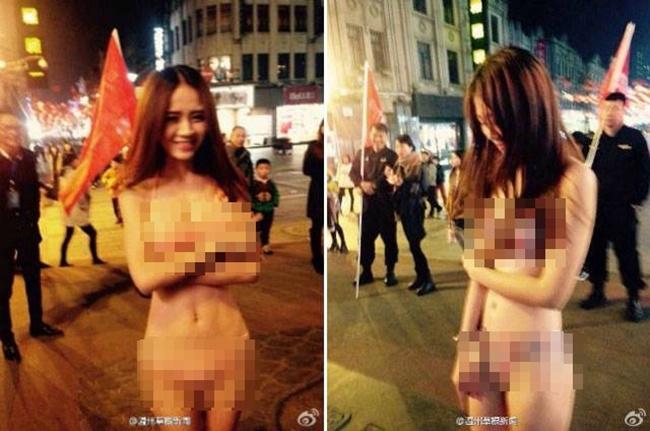 Penari striptis dengan busana super minim di jalan | Photo: Copyright shanghaiist.com