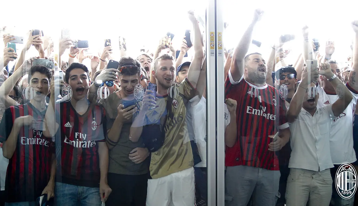 Suporter AC Milan menyambut kedatangan Leonardo Bonucci di Casa Milan, Milan, Jumat (14/7/2017). AC Milan resmi mendatangkan mantan bek Juventus itu dengan harga 36,7 juta poundsterling. (AC Milan)