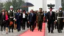 PM Timor Leste Rui Araujo (tengah) berjalan keluar usai mengunjungi TMP Kalibata, Jakarta, Rabu (26/8/2015). Ini merupakan kunjungan pertama Araoujo ke Indonesia sejak dilantik pada 16 Februari 2015 lalu. (Liputan6.com/Yoppy Renato)