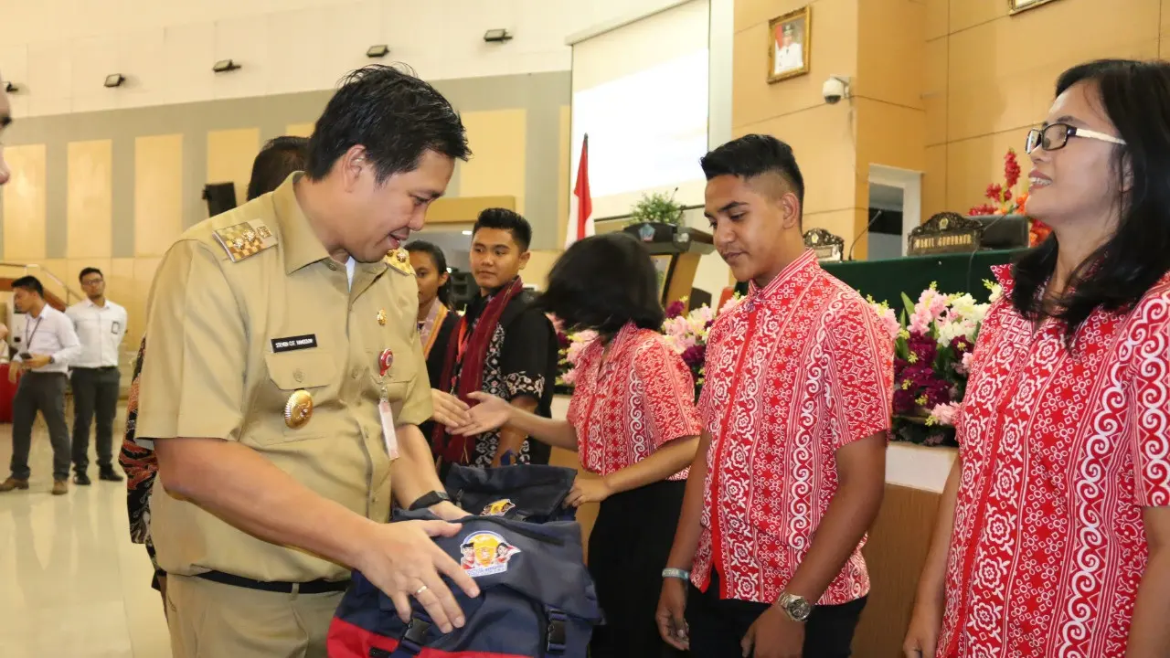 Billy Tampilang merupakan siswa SMKN 1 Siau Timur bersama Wakil Gubernur Sulawesi Utara Steven OE Kandow. Foto: Dok PLN