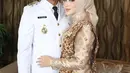 Untuk melengkapi penampilannya, Margin mengenakan bawahan batik yang serasi dengan selendang batik yang disampirkan di salah satu bahunya. [@marginw].