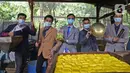 Sejumlah pekerja dengan pakain seperti pekerja kantoran berpose di pabrik tahu kawasan Sukaraja, Kabupaten Bogor, Senin (14/12/2020). Ide ini dilakukan untuk menunjukkan bahwa pekerja industri rumahan juga bisa bekerja dengan rapih dan bersih. (Liputan6.com/Herman Zakharia)