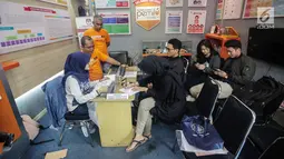 Suasana pelayanan pengurusan formulir A5 atau surat pindah memilih di Kantor KPU Kota Jakarta Pusat, Minggu (17/2). Tahap pertama pelayanan pindah memilih berlangsung hingga 17 Februari 2019. (Liputan6.com/Faizal Fanani)