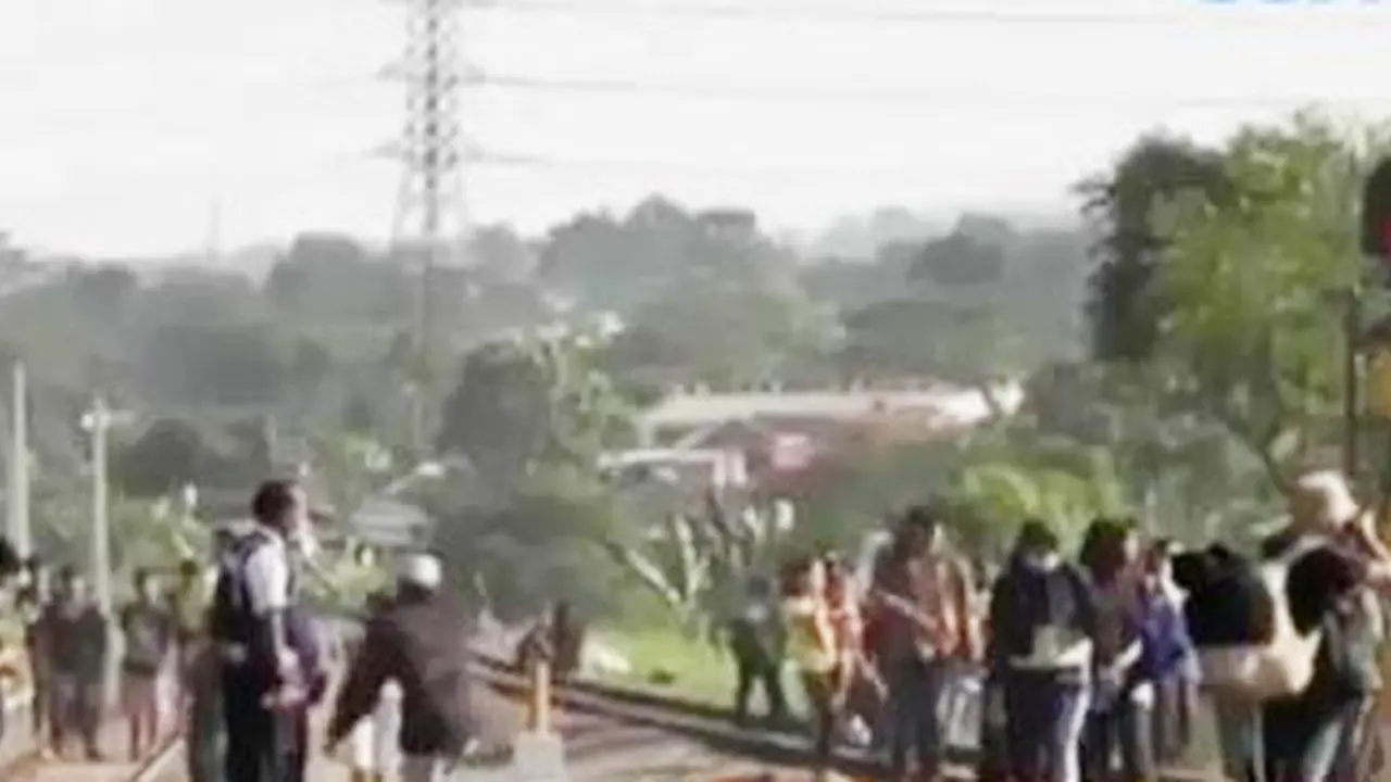 Protes Warga Warnai Pembongkaran Lahan PT KAI di Bandung