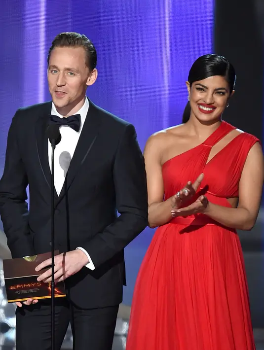 Pryanka juga melakukan hal yang sama yang terkesan romantis, sambil tersenyum dan menatap Tom, Pryanka membetulkan dasi kupu-kupu yang dikenakan Tom malam itu. (AFP/Bintang.com)