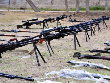 Senjata dan amunisi sitaan terlihat di pangkalan militer Suriah di Damaskus, ibu kota Suriah (8/11/2020). Tentara Suriah menyita senjata dan amunisi dari daerah yang sebelumnya dikuasai pemberontak di wilayah selatan dan mengangkutnya ke pangkalan militer di Damaskus. (Xinhua/Ammar Safarjalani)