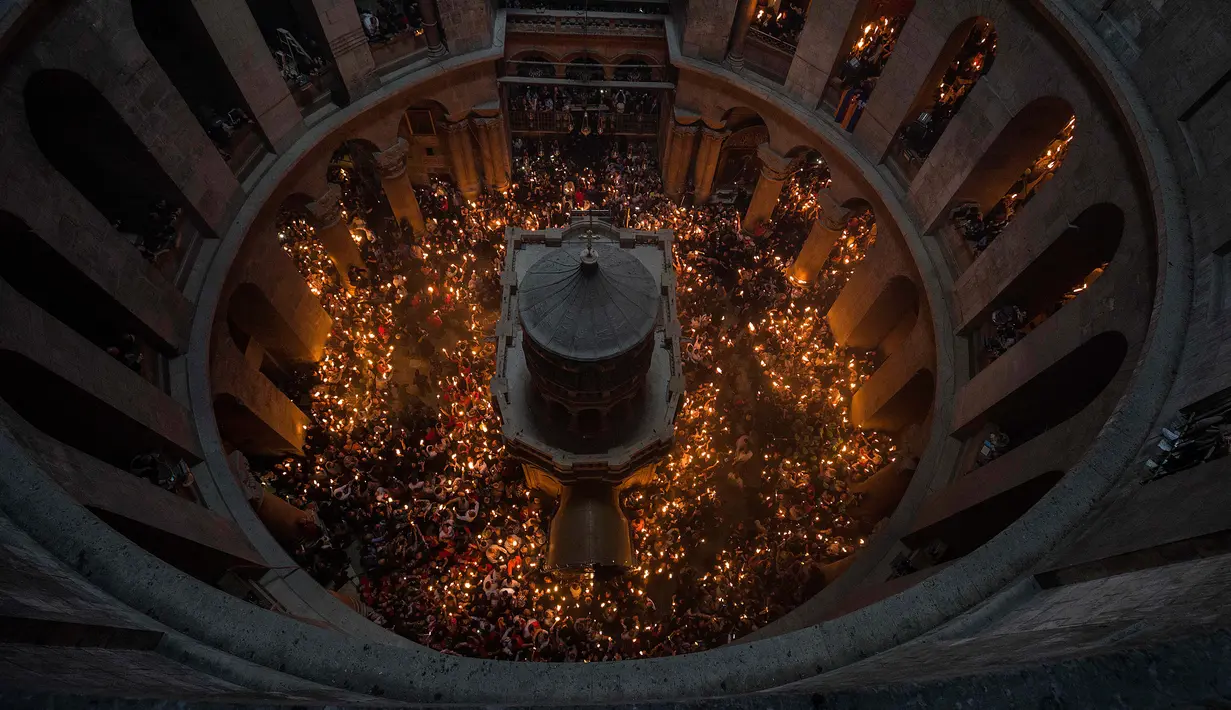 Gereja Makam Kudus dikenal juga sebagai situs Golgota dan diyakini sebagai tempat terakhir jalur Via Dolorosa (Jalan Salib). Posisinya tidaklah jauh dari Tembok Ratapan dan Masjid Al-Aqsa yakni di atas bukit Golgota. (AP/Tsafrir Abayov)