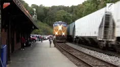Terekam kamera, dua orang meleng saat berdiri di pinggir peron. Padahal ada kereta api yang tengah melaju di belakang dua orang tersebut. Keduanya pun nyaris tersambar kereta api.