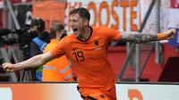Setelah babak ke dua, Belanda mampu menggandakan keunggulan lewat Wout Weghorst pada menit ke-55. Umpan terobosan dari Depay berhasil ia tuntaskan ke gawang Georgia. Gol ini merupakan gol pertama Wout Weghorst di Timnas Belanda. (Foto: AP/Peter Dejong)