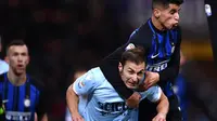 Bek Inter Milan, Joao Cancelo berebut bola dengan bek Lazio Stefan Radu. (MARCO BERTORELLO / AFP)