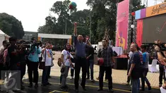 Calon Gubernur Basuki Tjahaja Purnama (Ahok) mencoba memasukkan bola ke keranjang saat mengunjungi acara Jakarta Beragam (JakGram) di Plaza Selatan, Gelora Bung Karno, Jakarta, Sabtu (15/4). (Liputan6.com/Johan Tallo)