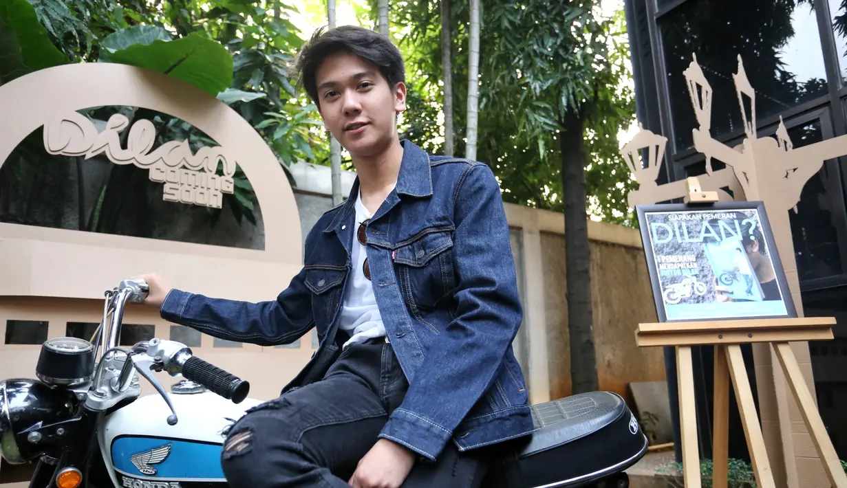 Personel CJR, Iqbaal mengisi liburan musim panas di Amerika kembali ke tanah air. Dapat tawaran menjadi pemeran utama dalam film Dilan, tak pikir panjang menerimanya. (Adrian Putra/Bintang.com)