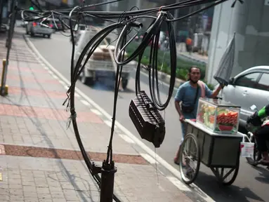 Instalasi kabel yang semrawut terlihat di Jalan Kyai Maja, Kebayoran Baru, Jakarta Selatan, Rabu (11/11/2020). Kurangnya penataan menjadi penyebab instalasi kabel di Ibu Kota kian semrawut sehingga mengganggu kenyamanan serta keselamatan warga. (Liputan6.com/Immanuel Antonius)