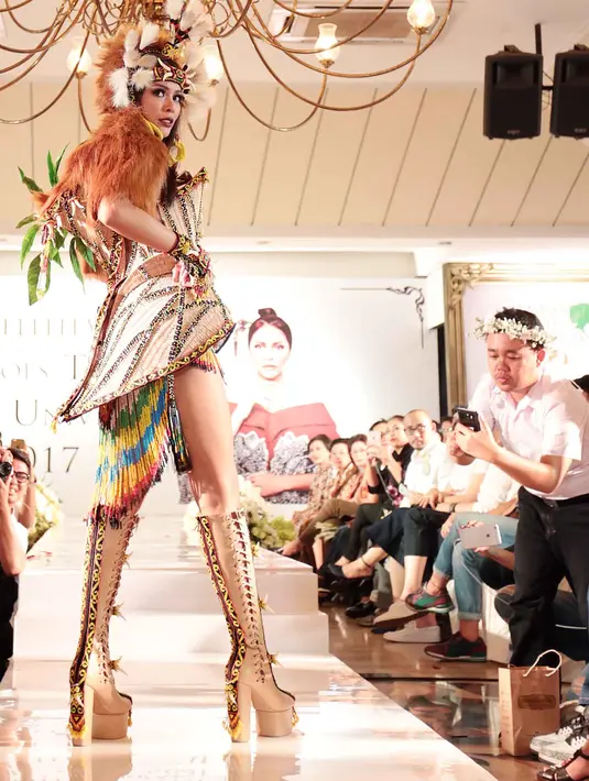 Beberapa busana karya desainer ternama Indonesia akan dipakai Bunga Jelitha dalam kontes kecantikan tersebut. Di antaranya ada nama Ivan Gunawan, Iwan Tirta, Andreas Odang, Yogi Pratama, Intan Avantie, dan Rinaldy Yunardi. (Deki Prayoga/Bintang.com)