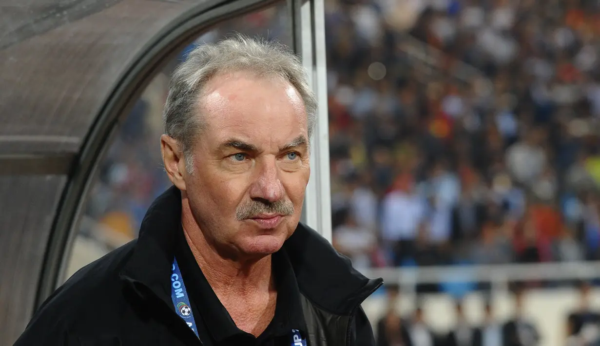 Pelatih Timnas Indonesia Alfred Riedle menyaksikan anak asuhnya bertanding melawan Vietnam pada leg kedua semifinal di Stadion My Dinh Hanoi, Vietnam, 7 Desember 2016. Riedl tercatat menukangi Timnas Indonesia dalam tiga periode berbeda yakni 2010-2011, 2013-2014, dan 2016-2017. (HOANG DINH NAM/AFP)
