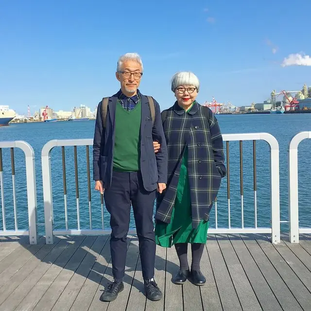 7 Potret Kakek Nenek Selalu Pakai Baju Couple Selama 69 Tahun, Stylish Banget