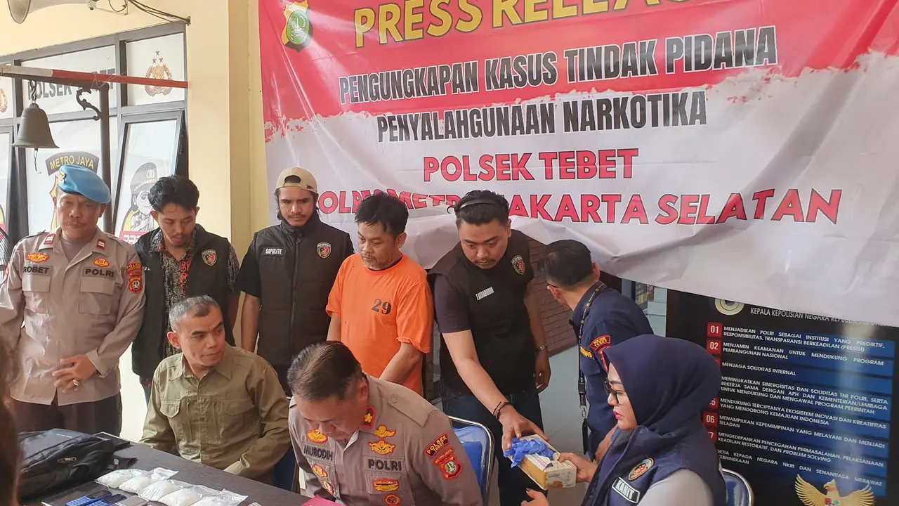 Polisi menangkap KP alias K, seorang pria berusia 50 tahun karena terlibat dalam pengedaran narkoba jenis sabu.