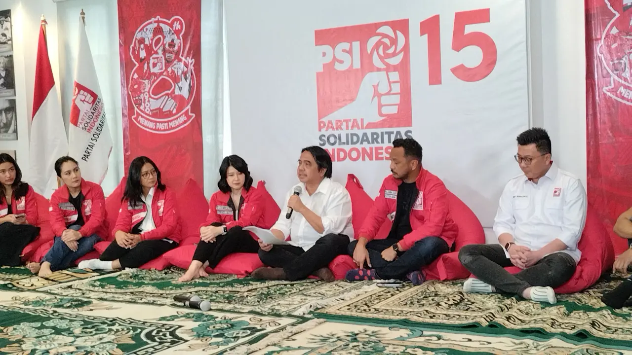 Pakar komunikasi dan pegiat media sosial, Ade Armando resmi bergabung ke Partai Solidaritas Indonesia (PSI).