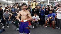 Petinju Manny Pacquiao berpose saat berlatih di sebuah klub tinju di Los Angeles, AS, Rabu (9/1). Pacquiao terlihat santai dengan banyak mengumbar senyum jelang duel menghadapi Adrien Broner. (AP Photo/Damian Dovarganes)