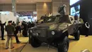Sebuah kendaraan perang dipamerkan dalam acara Indo Defence 2014, JIExpo Kemayoran, Jakarta, Rabu (5/11/2014)(Liputan6.com/Herman Zakharia)