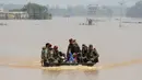 Personil tentara India menyelamatkan penduduk desa dari daerah yang terkena banjir setelah Sungai Sutlej meluap setelah hujan lebat, sekitar 60 Km dari Jalandhar pada 12 Juli 2023. (AFP/Shammi Mehra)