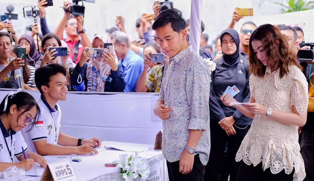 <p>Sementara Gibran menenakan kemeja bermotif, Selvi justru tampil feminim mengenakan blus renda warna ivory dan celana panjang hitam. [Instagram: @gibran_rakabuming].</p>