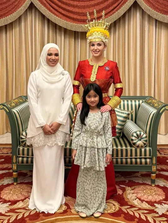 Prosesi penorehan ini sebelumnya dilakukan kepada Pangeran Mateen. Setelah Pangeran selesai, Dayang Anisha Rosnah memasuki ruang acara untuk menjalani prosesi serupa. [@missnoorcahaya]